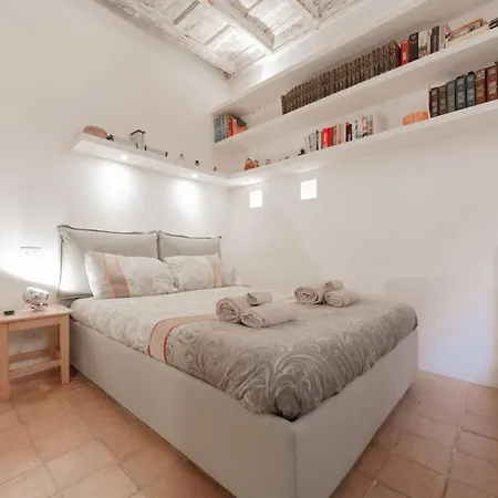 Gonfalone - Near Piazza Navona *